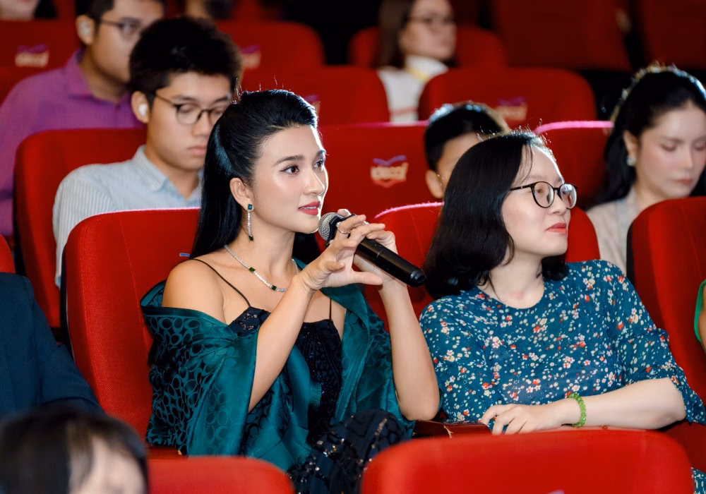NSƯT Kim Tuyến (trái) chia sẻ kinh nghiệm, kỹ năng cho các thí sinh.
