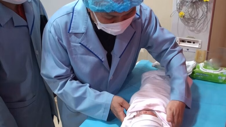 NSƯT Xuân Hinh hé lộ ảnh thời trẻ với diva Hồng Nhung