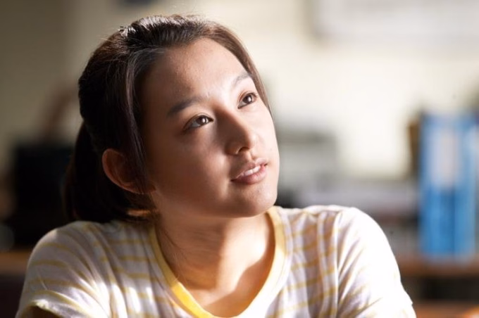 Khi sự nghiệp thăng tiến, người hâm mộ nhận thấy Kim Ji Won dường như ngày càng xinh đẹp hơn theo thời gian. Đường nét của cô trưởng thành, duyên dáng hơn, thần thái cũng trở nên tự tin và quyến rũ.