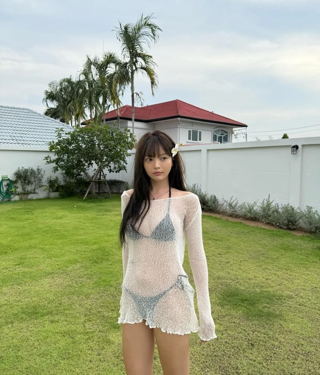 Nữ thiên thần nội y nổi tiếng sau 6 năm, sắc vóc hiện tại ra sao? Ngoài vai trò người mẫu nội y, Jin Jin còn là beauty blogger, người có sức ảnh hưởng tại Hàn Quốc. Cô có fan từ một số quốc gia châu Á như Việt Nam, Thái Lan và Trung Quốc, nhờ gương mặt baby đối lập với vóc dáng quyến rũ.