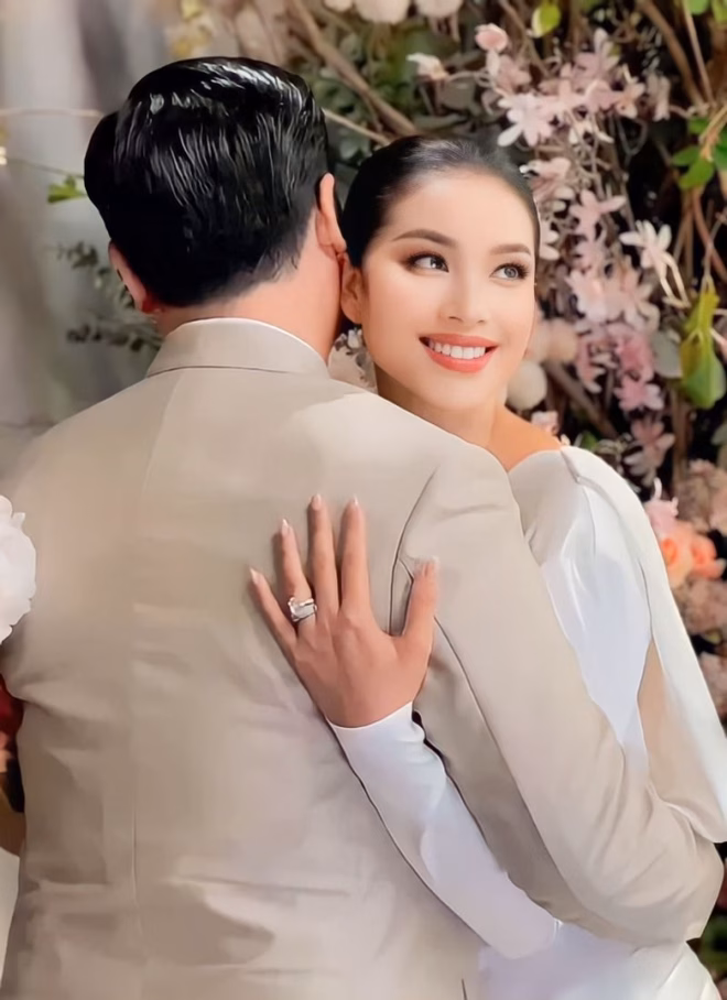 Phạm Hương 2 năm sau đăng quang: Cuộc sống ở Mỹ và mối quan hệ với chồng con Sau hơn 6 năm được cầu hôn, Phạm Hương vẫn chưa tổ chức đám cưới