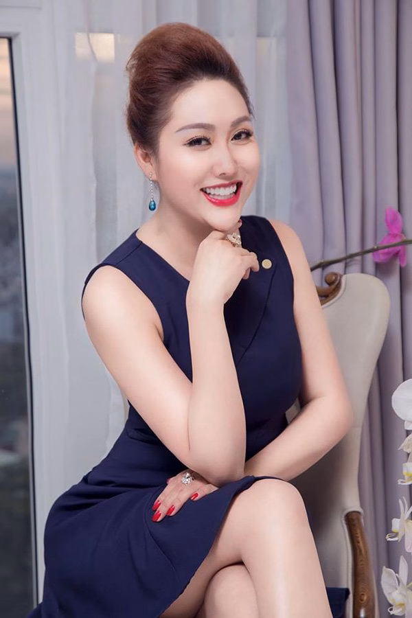 Phi Thanh Vân: Từ cô gái xấu xí đến biến đổi ngoạn mục và cuộc sống hiện tại Phi Thanh Vân hiện tại vẫn theo đuổi phong cách sexy nhưng diện mạo đã thay đổi hoàn toàn.