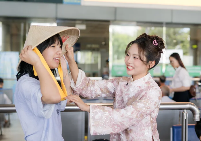 Phương Mỹ Chi làm nên lịch sử với màn trình diễn dân tộc tại sân khấu quốc tế Không chỉ đơn thuần là một cuộc thi, Phương Mỹ Chi còn mang âm nhạc, văn hoá đậm bản sắc Việt Nam đến sân chơi Sing! Asia 2025. (Ảnh: FBNV)