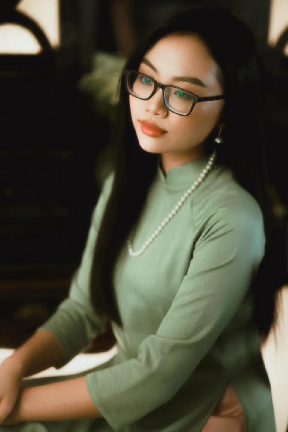 Phương Mỹ Chi: Từ nỗi ám ảnh ngoại hình đến hành trình tự yêu thương Suốt tuổi dậy thì, Phương Mỹ Chi sống trong áp lực lớn về ngoại hình. Cô từng ép cân bằng mọi giá như nhịn ăn, chỉ uống nước, thậm chí móc họng để nôn hoặc uống thuốc giảm cân. “Tôi ám ảnh đến mức đi ngủ cũng mơ thấy mình tăng cân. Có lúc không đứng nổi vì bao tử bị co thắt”, cô kể.