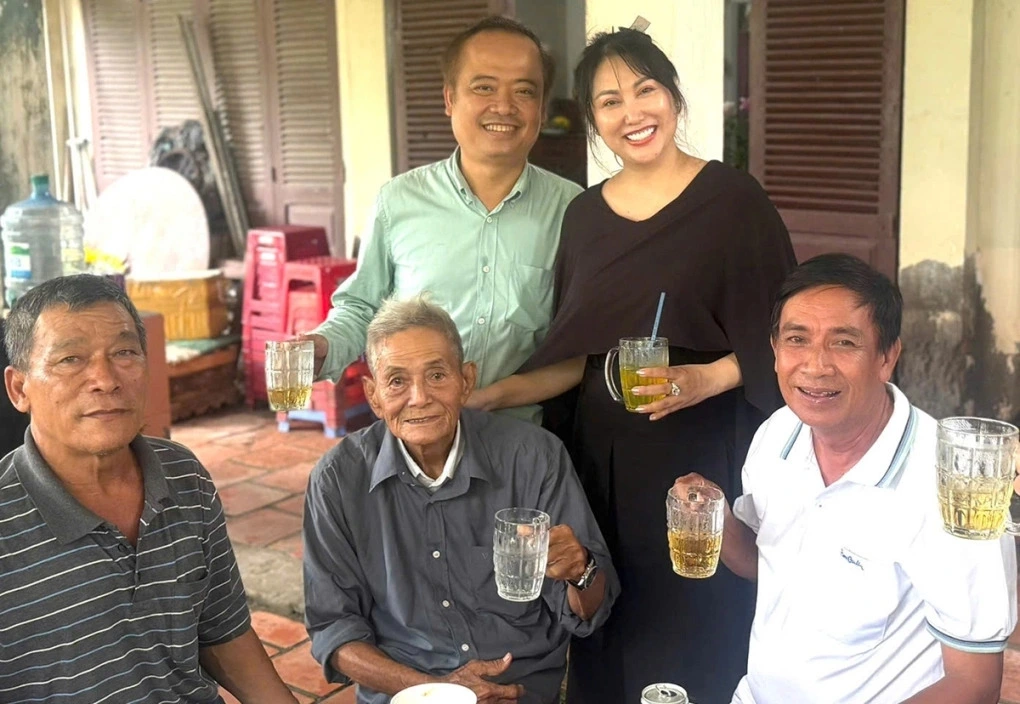 Phương Oanh tái xuất phim giờ vàng sau 4 năm Diễn viên Phi Thanh Vân đưa bé Tấn Đức về Tây Ninh thăm gia đình bạn trai Trần Chí Phú và góp mặt trong đám giỗ mẹ anh.