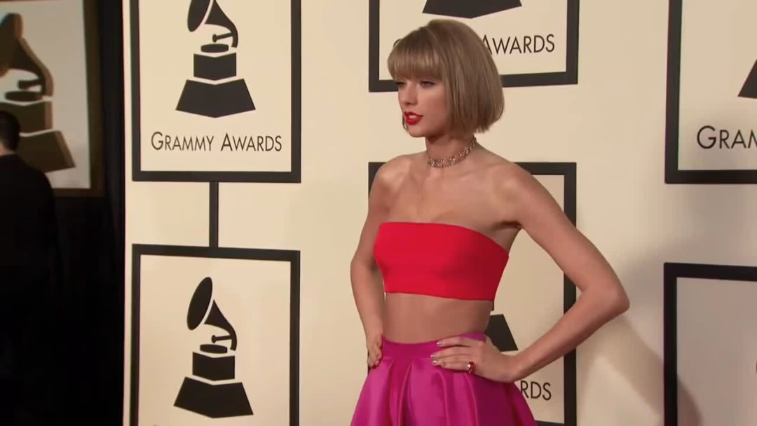 Selena Gomez tổ chức sinh nhật sớm với Taylor Swift và bạn bè Taylor Swift và Selena Gomez cùng dự Grammy 2016. Video: Grammys