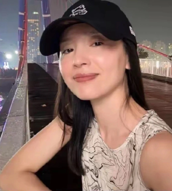 Đổng Khiết trở về Đại Liên quay Vlog để chia sẻ cuộc sống. Ảnh: Weibo