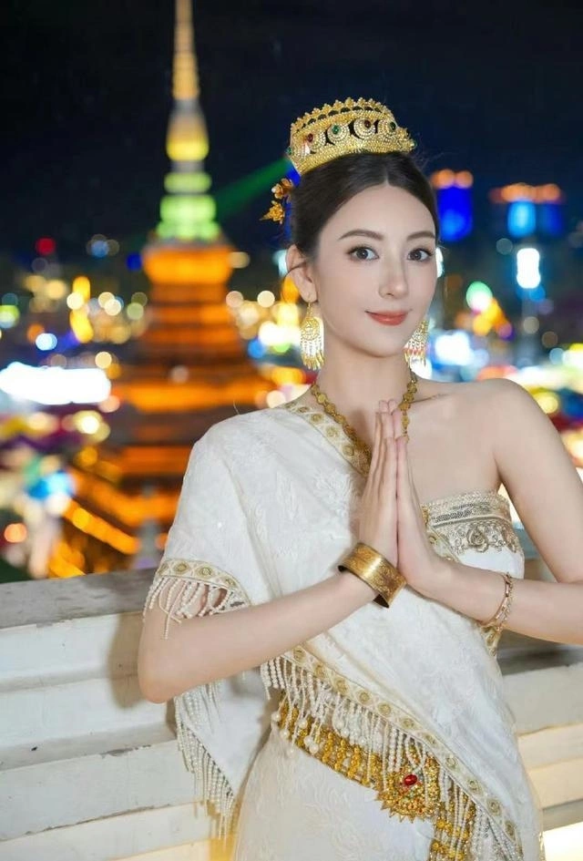Moka, vợ tài tử Quách Phú Thành, khoe ảnh mặc váy dân tộc khi du lịch. Ảnh: Weibo