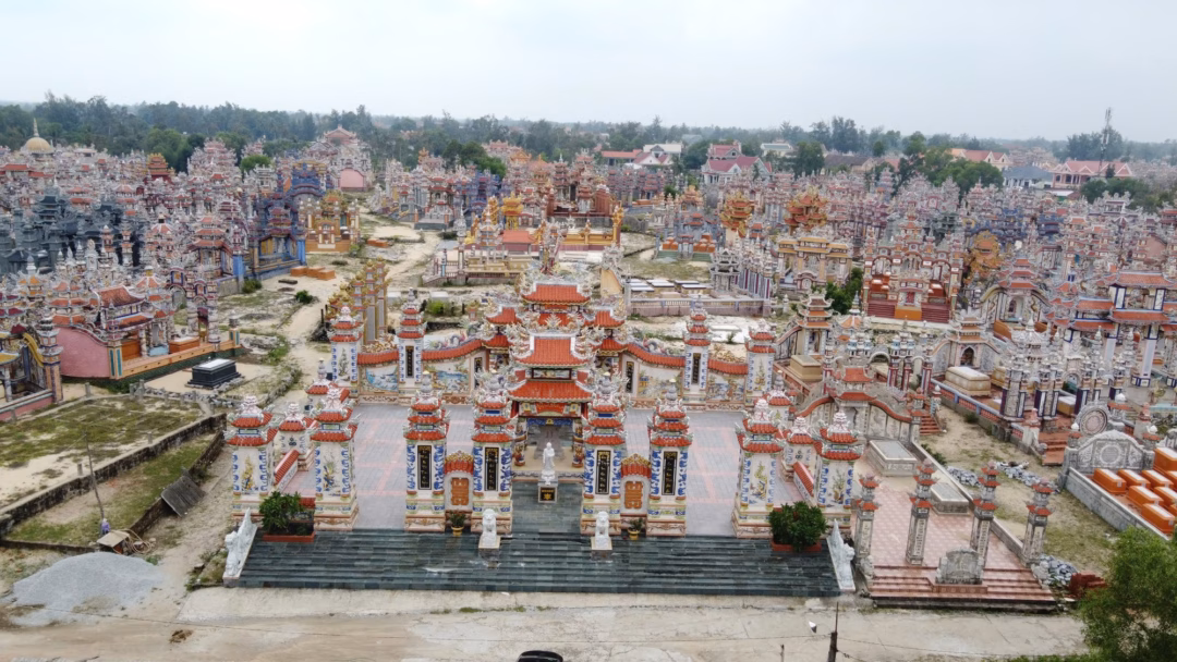 Thành phố lăng mộ ở Huế – nơi hội tụ độc đáo và cổ kính Những ngôi mộ ở đây có giá bạc tỉ, được xây dựng công phu. Khu lăng mộ An Bằng khá nổi tiếng không chỉ trong nước mà nhiều du khách nước ngoài thường tìm tới tham quan vì lạ.
