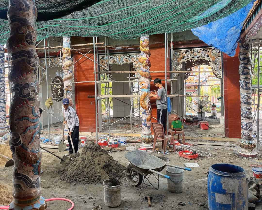 Thành phố lăng mộ ở Huế – nơi hội tụ độc đáo và cổ kính Những người thợ sau khi đập vỡ chén bát bằng gốm thì lấy các mảnh sành sứ đắp vào lăng mộ, tạo hoa văn.