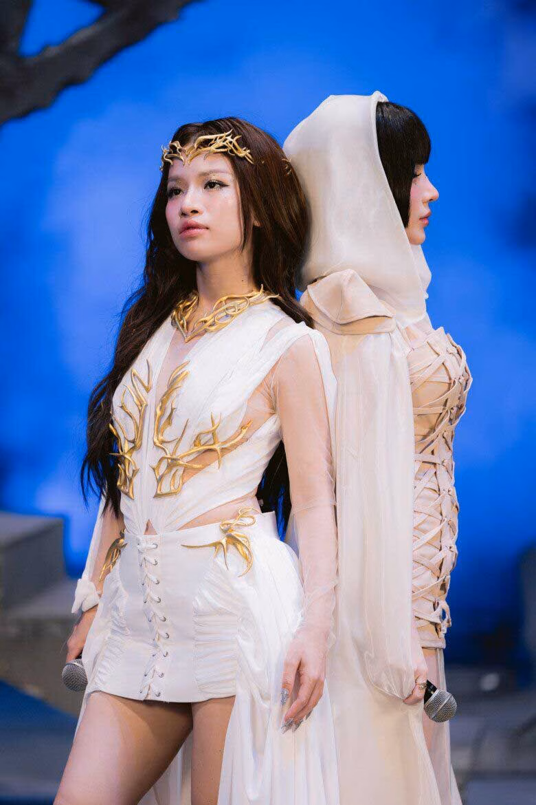 Trấn Thành bất ngờ xin lỗi Lâm Bảo Ngọc vì đã đánh giá sai về cô Lâm Bảo Ngọc là một trong những giọng ca thực lực nhất tại “Em xinh say hi“. Ảnh: VieOn.