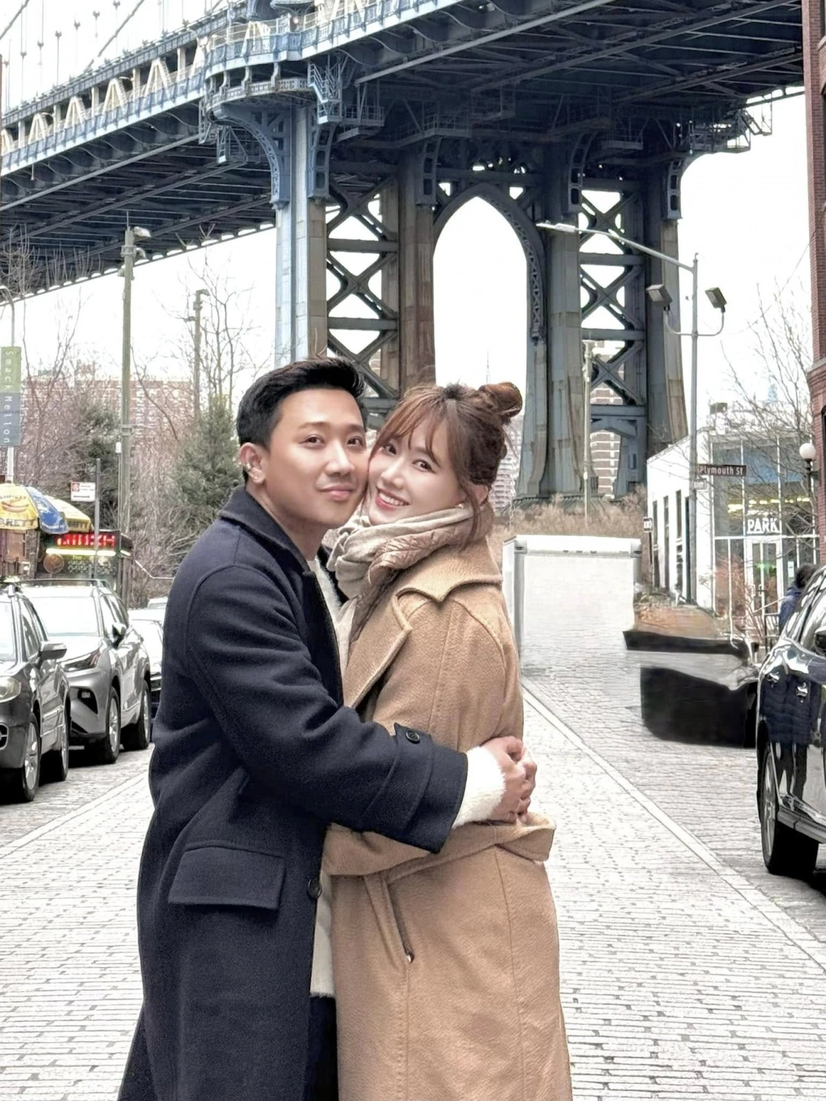 Trấn Thành và Hari Won – 8 Năm Hạnh Phúc Bên Nhau Mới đây, trên trang cá nhân, Trấn Thành nhắn nhủ tới vợ: "Em đã trải qua quá nhiều thiệt thòi, khổ đau ở quá khứ rồi, giờ này là hưởng phước. Nhiệm vụ của em là phải luôn luôn hạnh phúc. Nhiệm vụ của anh là giúp em hoàn thành nhiệm vụ của em. Cứ sống theo cách em muốn. Thế giới để anh lo. Nếu chỉ còn được nhớ điều duy nhất trên thế giới này, chắc anh cũng sẽ chọn nhớ về em”.