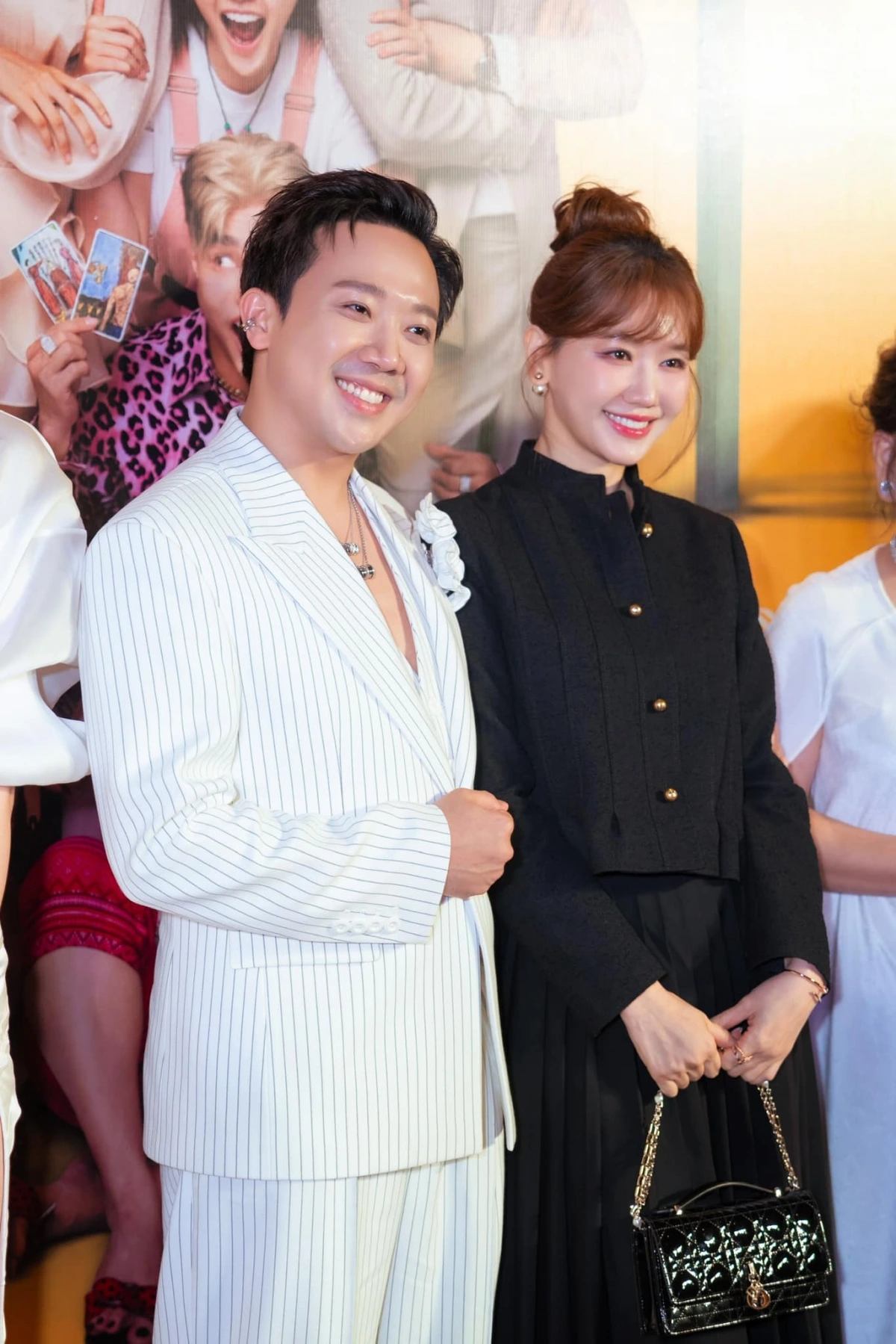 Trấn Thành và Hari Won – 8 Năm Hạnh Phúc Bên Nhau Sau khi kết hôn, Trấn Thành và Hari Won tiếp tục là cặp đôi “quyền lực” của showbiz Việt. Họ không chỉ sánh đôi tại các sự kiện lớn, cùng tham gia gameshow, talkshow, mà còn hỗ trợ nhau trong các dự án nghệ thuật cá nhân.