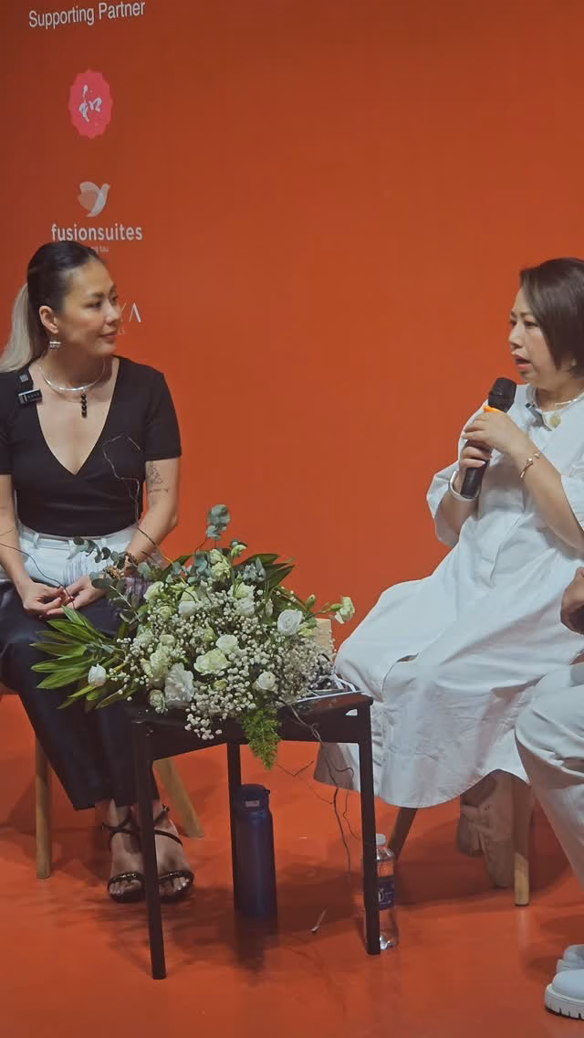 Triển lãm nghệ thuật mùi hương: Hành trình khứ hồi của ký ức Day 7 – How Scent Works in Your Living Space Stylist Bùi Việt Hà brought more than charm, she brought gemstones. Not just for jewelry, but as subtle activators of home energy. Her talk illuminated the invisible dialogue between scent, space, and spirit, how a fragrance, like a stone, can anchor an atmosphere, elevate a mood, or bring balance to a room. The audience was truly enchanted. Thank you for being part of this resonant, sensory experience. @metascent.vietnam @metascent