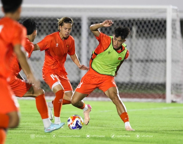 U.23 Việt Nam: Sự linh hoạt trong đội hình và các lựa chọn thú vị Lê Viktor (áo đỏ) và Văn Trường sáng cửa đá chính