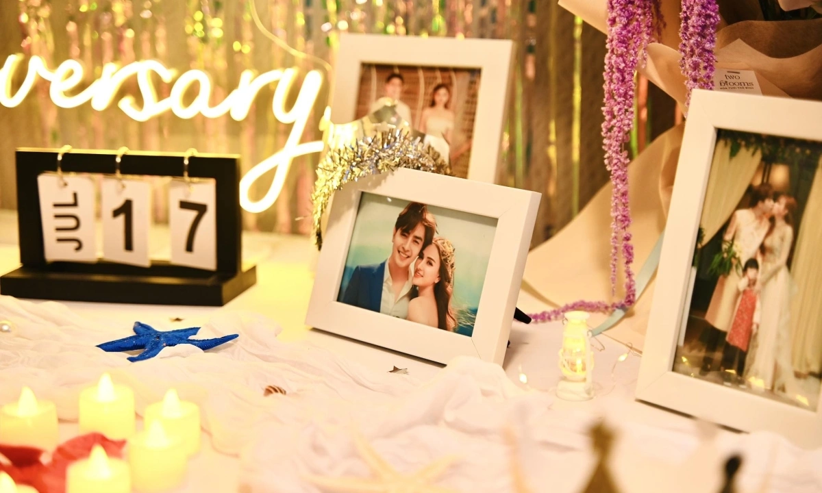 Ưng Hoàng Phúc và vợ chứng kiến Thu Thủy mừng 1 năm cưới với Kin Nguyễn Không gian buổi tiệc được trang hoàng bằng những tấm ảnh sóng đôi của Thu Thủy - Kin Nguyễn.