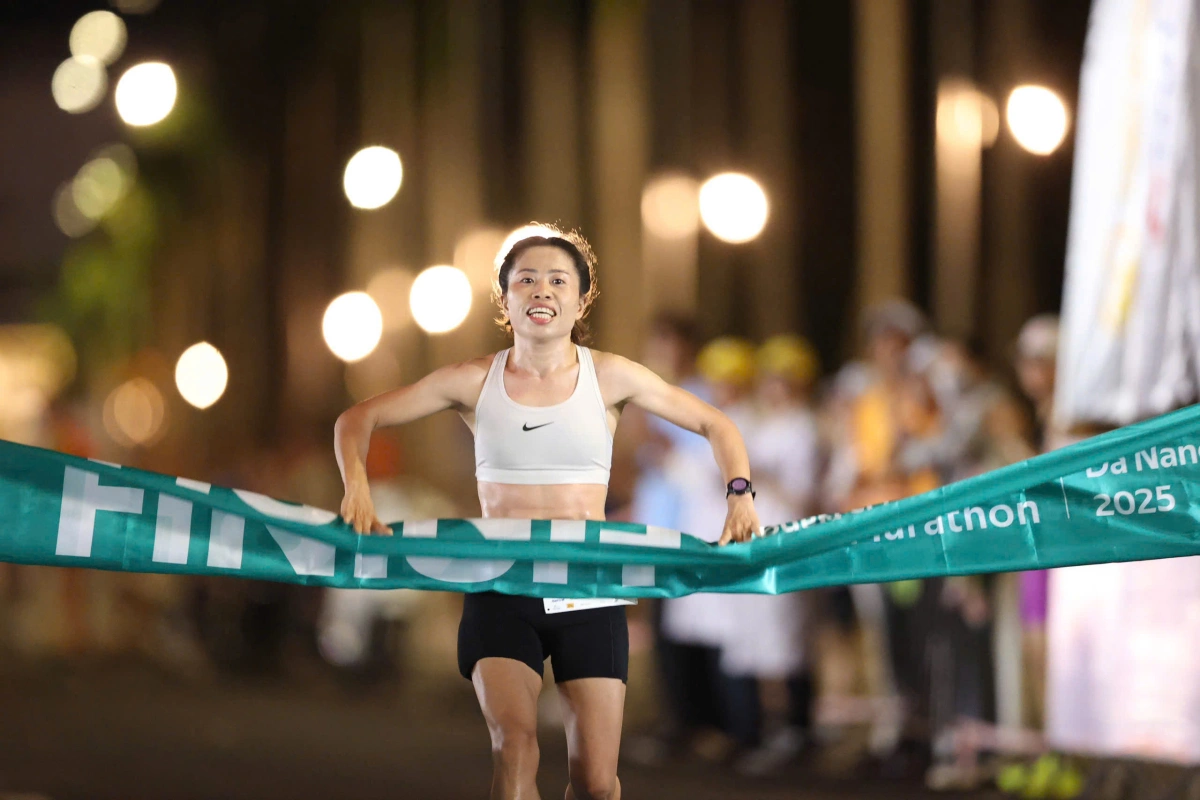 VĐV Huỳnh Anh Khôi vô địch VnExpress Marathon Đà Nẵng cự ly 42km Ở nội dung nữ cự ly bán marathon, Doãn Thị Oanh không gặp bất cứ cạnh tranh nào. Bất chấp cái nóng, cô về đích sau 1 tiếng 24 phút 12 giây, cách người về nhì Lê Thị Bích đến hơn 4 phút. Trần Duyên về thứ ba.