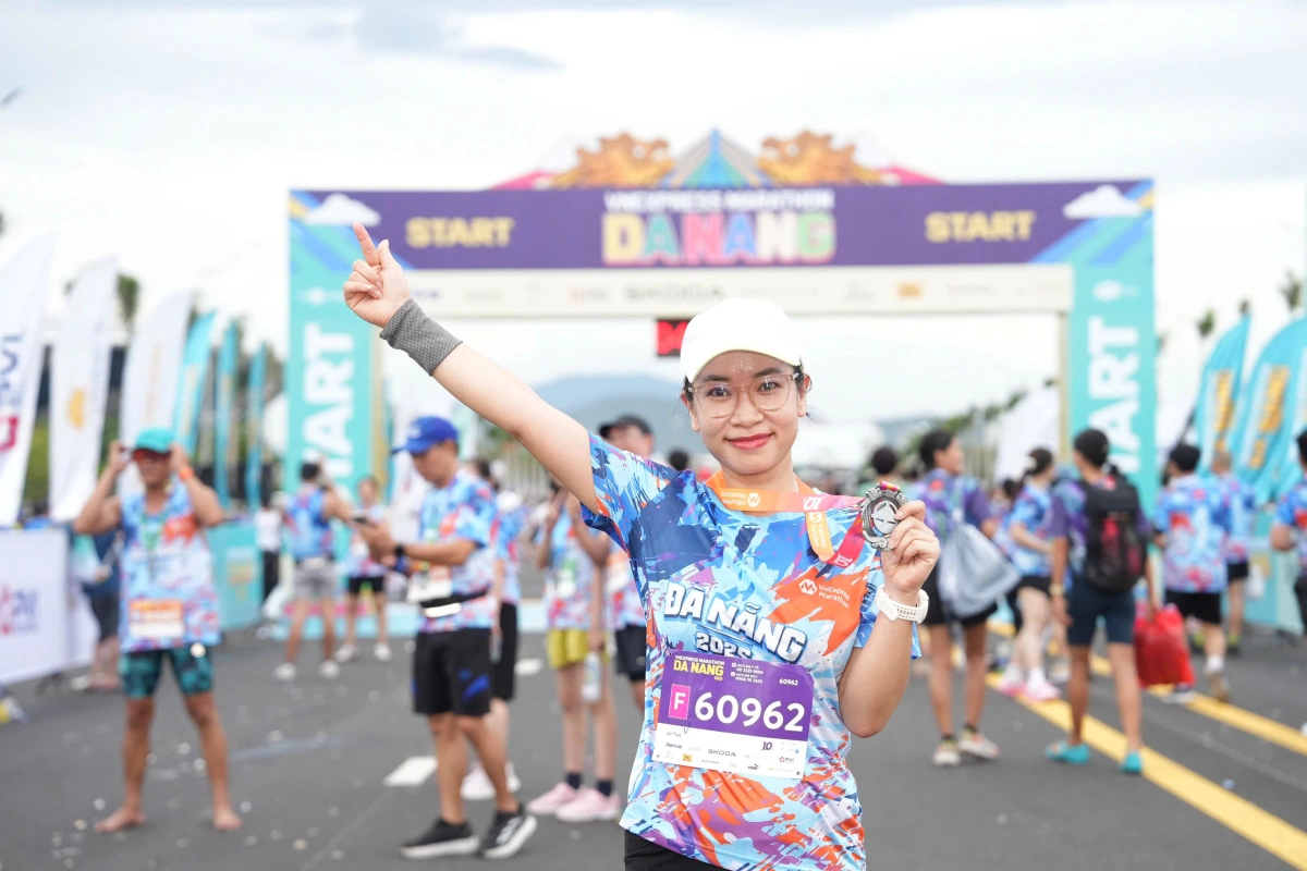 VĐV Huỳnh Anh Khôi vô địch VnExpress Marathon Đà Nẵng cự ly 42km Trời sáng rõ, đông đảo VĐV đổ về hai cổng đích, nhận huy chương. VĐV 42km hoàn thành cuộc đua ở công viên Biển Đông, các cự ly còn lại ở cung thể thao Tiên Sơn.