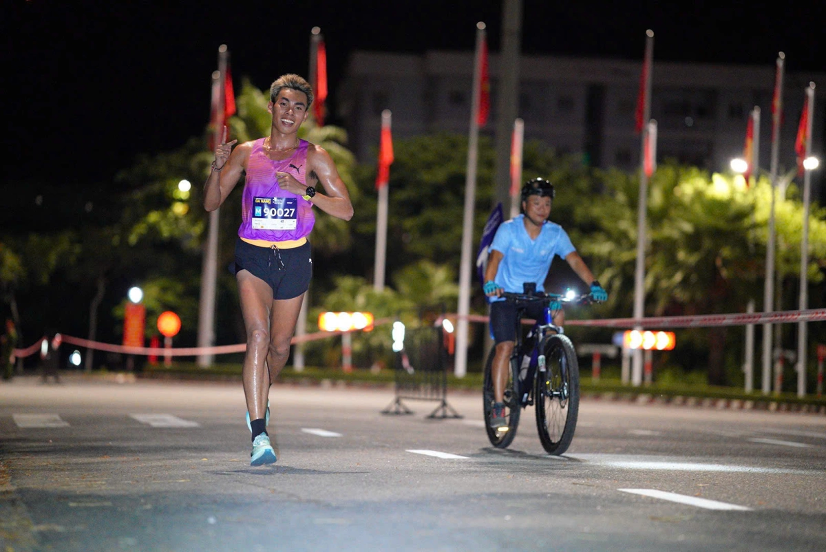 VĐV Huỳnh Anh Khôi vô địch VnExpress Marathon Đà Nẵng cự ly 42km