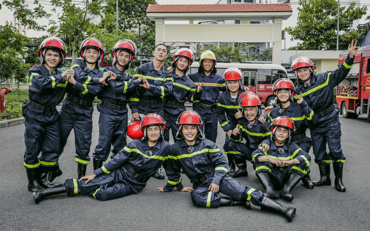 12 nghệ sĩ lên đời ‘chiến sĩ quả cảm’ trong hình ảnh tuyệt đẹp 12 nghệ sĩ mặc cảnh phục chiến sĩ quả cảm: Tuyệt đối điện ảnh - Ảnh 5.
