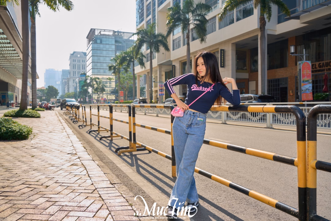 7 Cách phối đồ năng động với croptop và jeans cho bạn trẻ cuối hè Cùng túi mini size, outfit này sẽ khiến bạn thời thượng một cách bất ngờ đó - Ảnh: VŨ