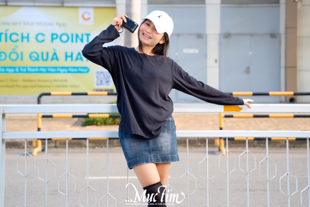 7 Cách phối đồ năng động với croptop và jeans cho bạn trẻ cuối hè Khi phối đồ với áo phông đen tay dài, nên ưu tiên chọn mũ lưỡi trai màu trắng, xám hoặc be để tạo điểm nhấn cho tổng thể trang phục - Ảnh: VŨ