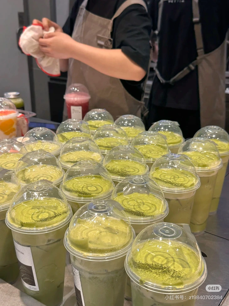 Triple Supreme Matcha Latte sở hữu nhiều tầng hương vị và các loại topping.