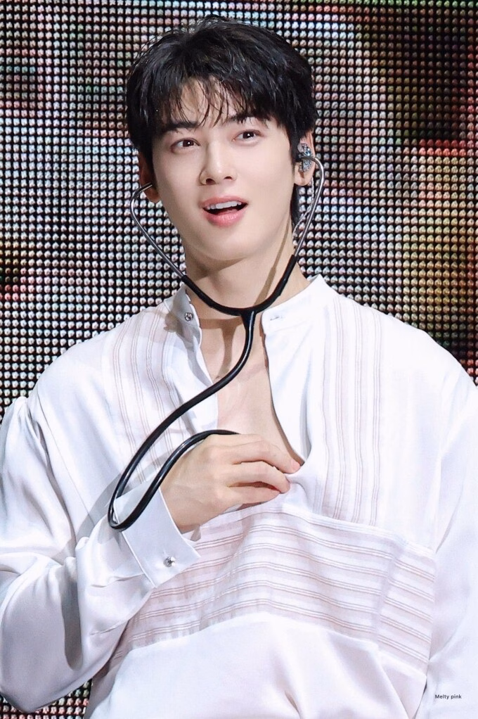 Cha Eun Woo – Thiên tài khuôn mặt chinh phục Kpop như thế nào? Cha Eun Woo diễn trên sân khấu. Ảnh: SG
