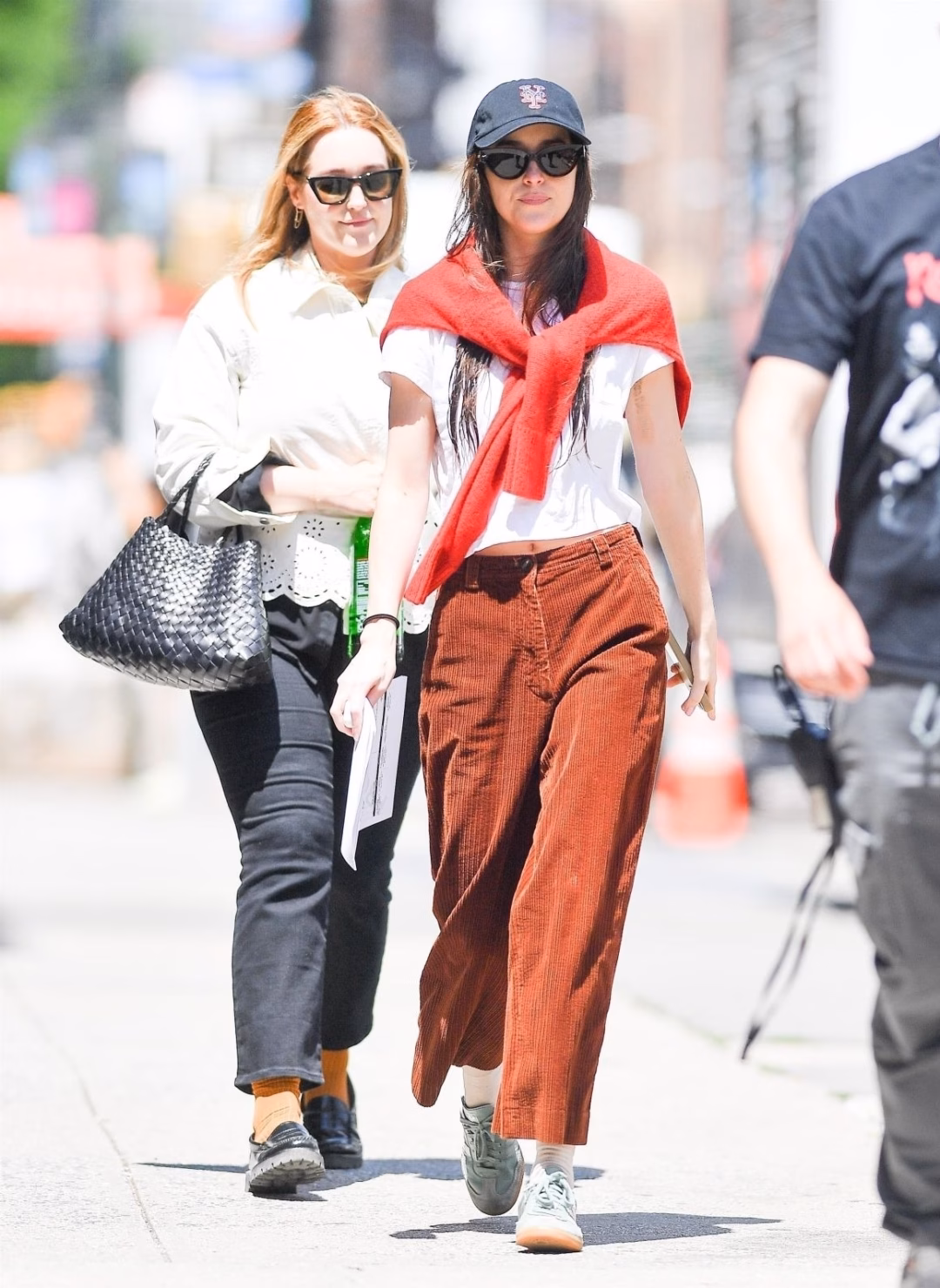 Dakota Johnsonเผยลุค mùa hè thanh lịch và thoải mái