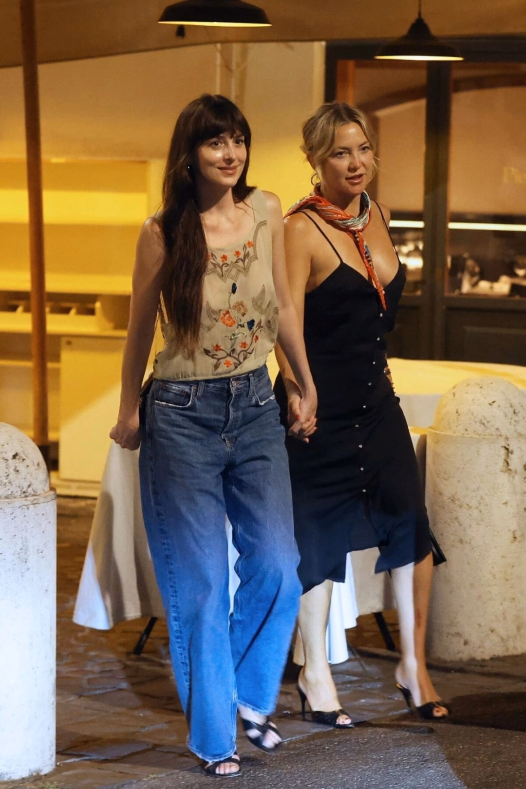 Dakota Johnsonเผยลุค mùa hè thanh lịch và thoải mái