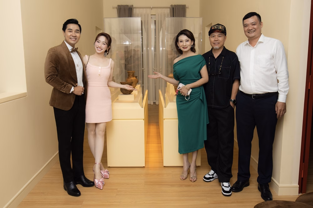 Dàn sao Việt trầm trồ trước bộ sưu tập của Chi Bảo - Ảnh 3.