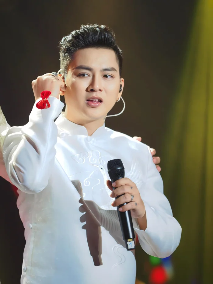 Hoài Lâm comeback với đêm nhạc Hoa Nở Không Màu tại Mỹ Ảnh: Facebook nhân vật.