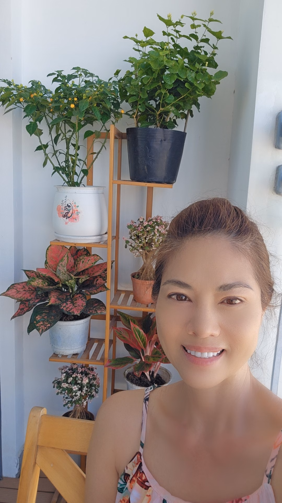 Lương Thế Thành khoe cơ bắp, Hương Giang quây quạt với TikToker Ca sĩ Hồ Lệ Thu luôn đặt nhiều chậu cây xanh trong nhà dù ở Mỹ hay Việt Nam.