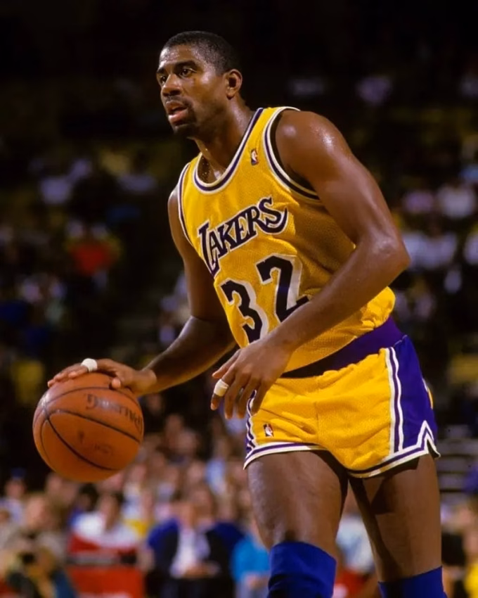 Nếu chọn đầu tư với Nike, Magic Johnson có thể sở hữu 5,2 tỷ USD Magic Johnson thời thi đấu cho Los Angeles Lakers. Ảnh: