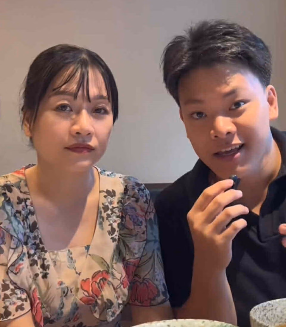 Đức Huy chụp ảnh cùng mẹ là giáo viên tiếng Anh.
