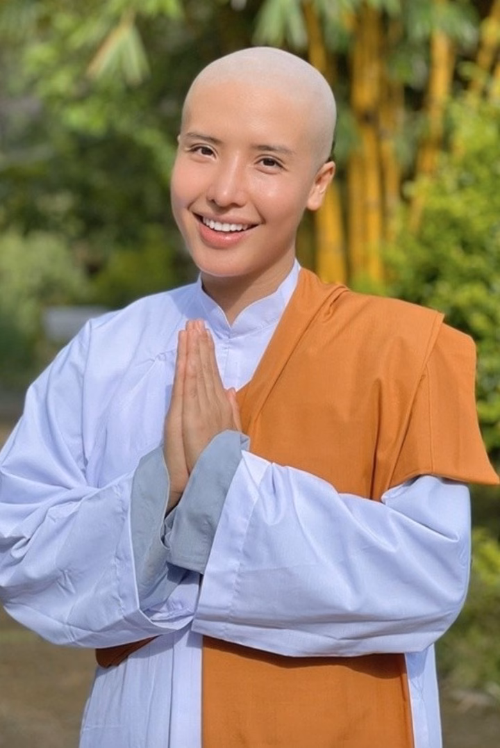 Nghệ sĩ Việt cạo đầu vì lý do đặc biệt Á hậu Khánh Phương xuống tóc để trút bỏ muộn phiền.