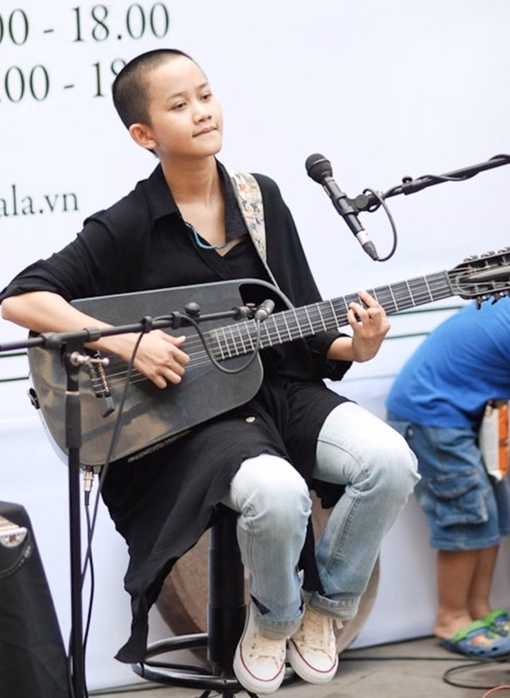 Nghệ sĩ Việt cạo đầu vì lý do đặc biệt Lê Cát Trọng Lý cạo trọc vì muốn thay đổi bản thân.