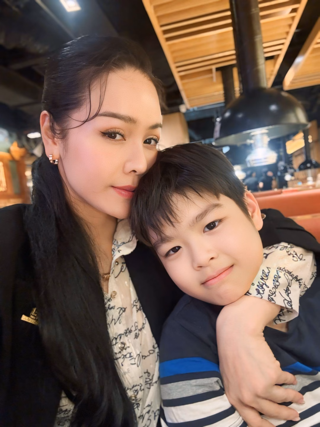 Bửu Long được nhận xét là cậu bé ngoan ngoãn, tình cảm và điển trai.