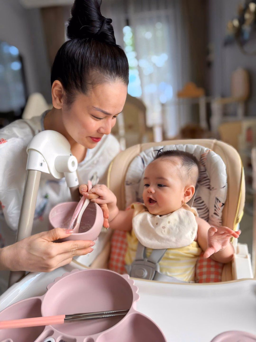 Nhật Kim Anh tự tay chăm sóc ái nữ Julia.