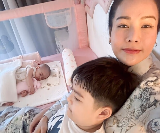 Mẹ ruột của nữ diễn viên cũng rất vui khi có cháu gái.
