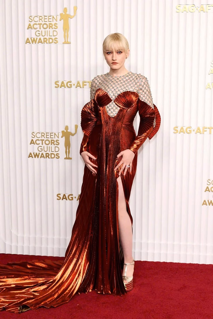 Ngoài ra, khi nhắc đến thói quen chăm sóc bản thân, Julia Garner tiết lộ mình là “mọt sách”, yêu thú cưng, mê phong cách cổ điển. Trước khi đi ngủ, cô đặt hẹn giờ 20 phút để rời điện thoại và đọc sách - Ảnh: WireImage