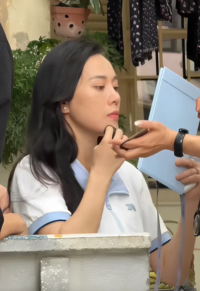 Phương Oanh xác nhận tái xuất màn ảnh sau 4 năm ‘ở ẩn’ Phương Oanh tự trang điểm khi chuẩn bị bước vào các cảnh quay. Ảnh: FBNV
