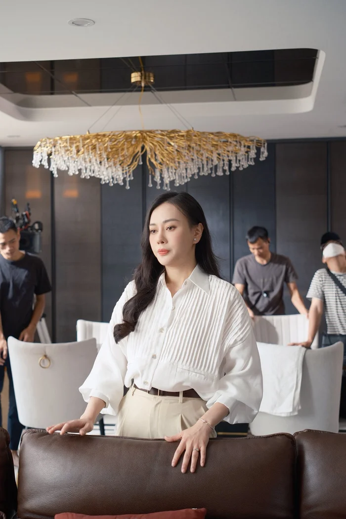 Phương Oanh xác nhận tái xuất màn ảnh sau 4 năm ‘ở ẩn’ Phương Oanh ăn vận thanh lịch, thể hiện sự tập trung cao độ cho vai diễn. Ảnh: FBNV