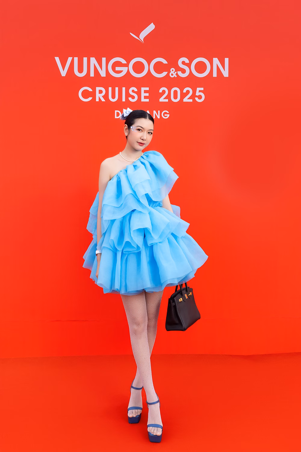 Show diễn VUNGOC&SON Cruise 2025: Thiên đường thời trang bên sông Hàn Á hậu Thuý Vân xinh xắn như công chúa với đầm bồng bềnh. Cô phối kèm túi xách Hermès Birkin.