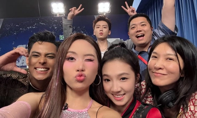 Phương Mỹ Chi cầm máy selfie cùng dàn ca sĩ châu Á tại bán kết 'Sing! Asia'.