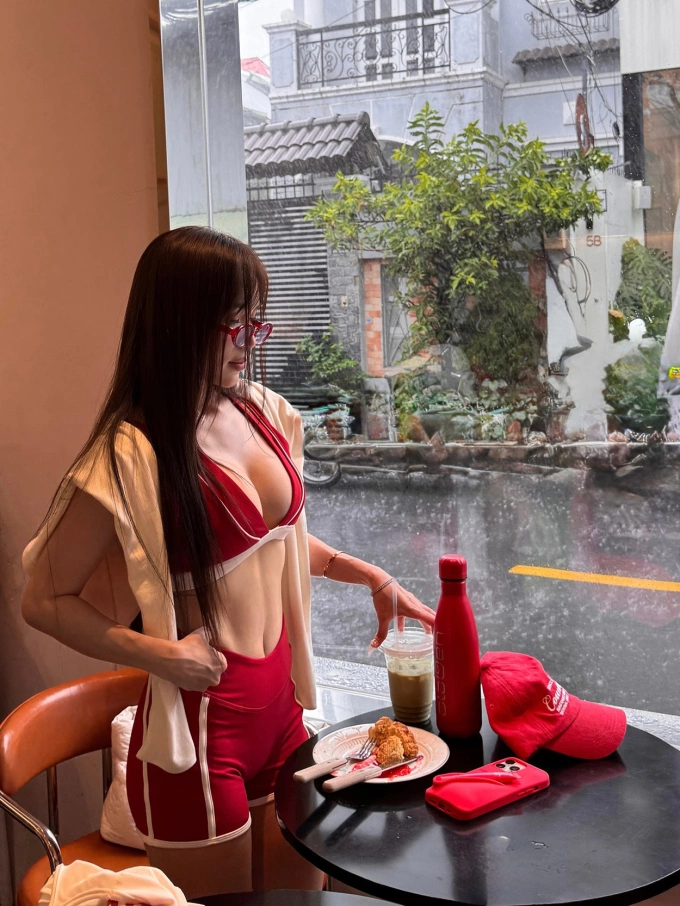 Sĩ Thanh diện đồ hở gây tranh cãi khi đi cà phê Sĩ Thanh lên đồ sexy đi cà phê.