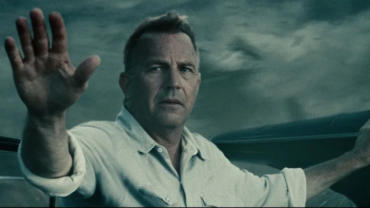 Superman diện vest ‘siêu nhân’ ra sao trong bom tấn Hollywood? Cái chết có phần lố bịch của Jonathan Kent - bố Clark Kent - trong Man of Steel đã trở thành một câu đùa nổi tiếng của các fan DC nhiều năm qua - Ảnh: Warner Bros