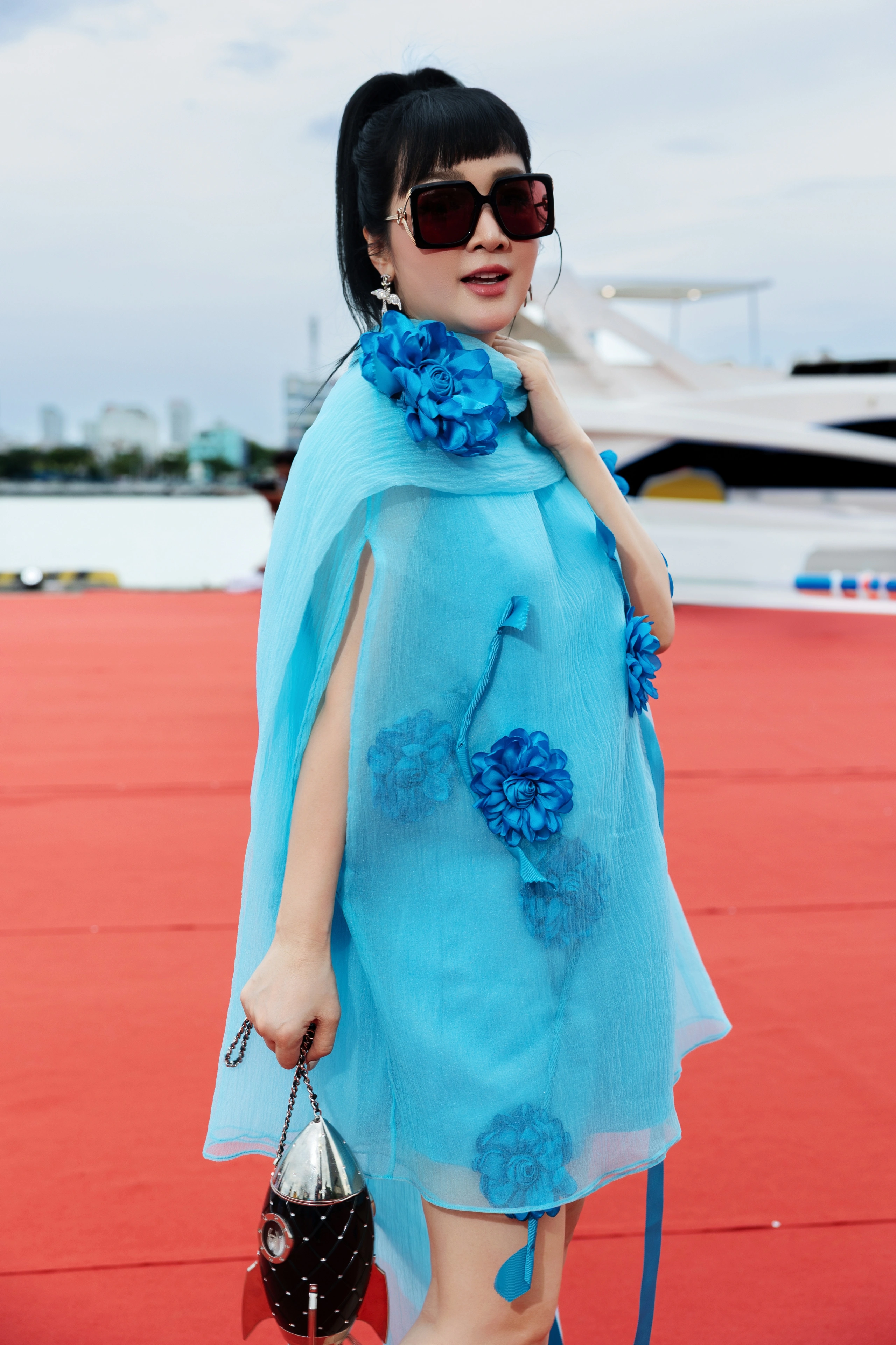 Giáng My được khen ngợi trẻ trung khi diện váy tông xanh với điểm nhấn là hoa thêu nổi. Kiểu tóc mới giúp người đẹp "hack tuổi" trong lần xuất hiện này