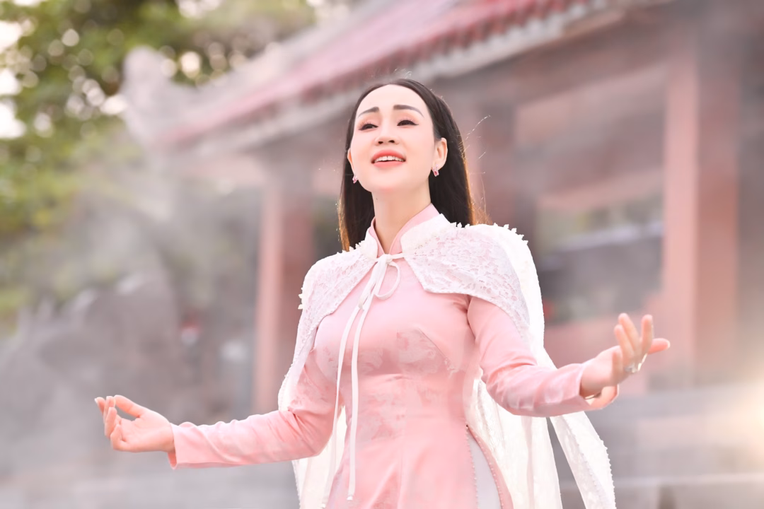 Khánh Ly thực hiện các cảnh quay của MV tại đất lửa Quảng Trị. Ảnh: Bình Quách
