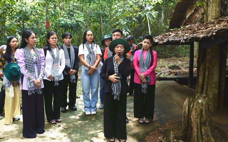 TP HCM: Thăm hỏi các nghệ sĩ lão thành nhân kỷ niệm 50 năm Ngày Giải phóng miền Nam - Ảnh 5.